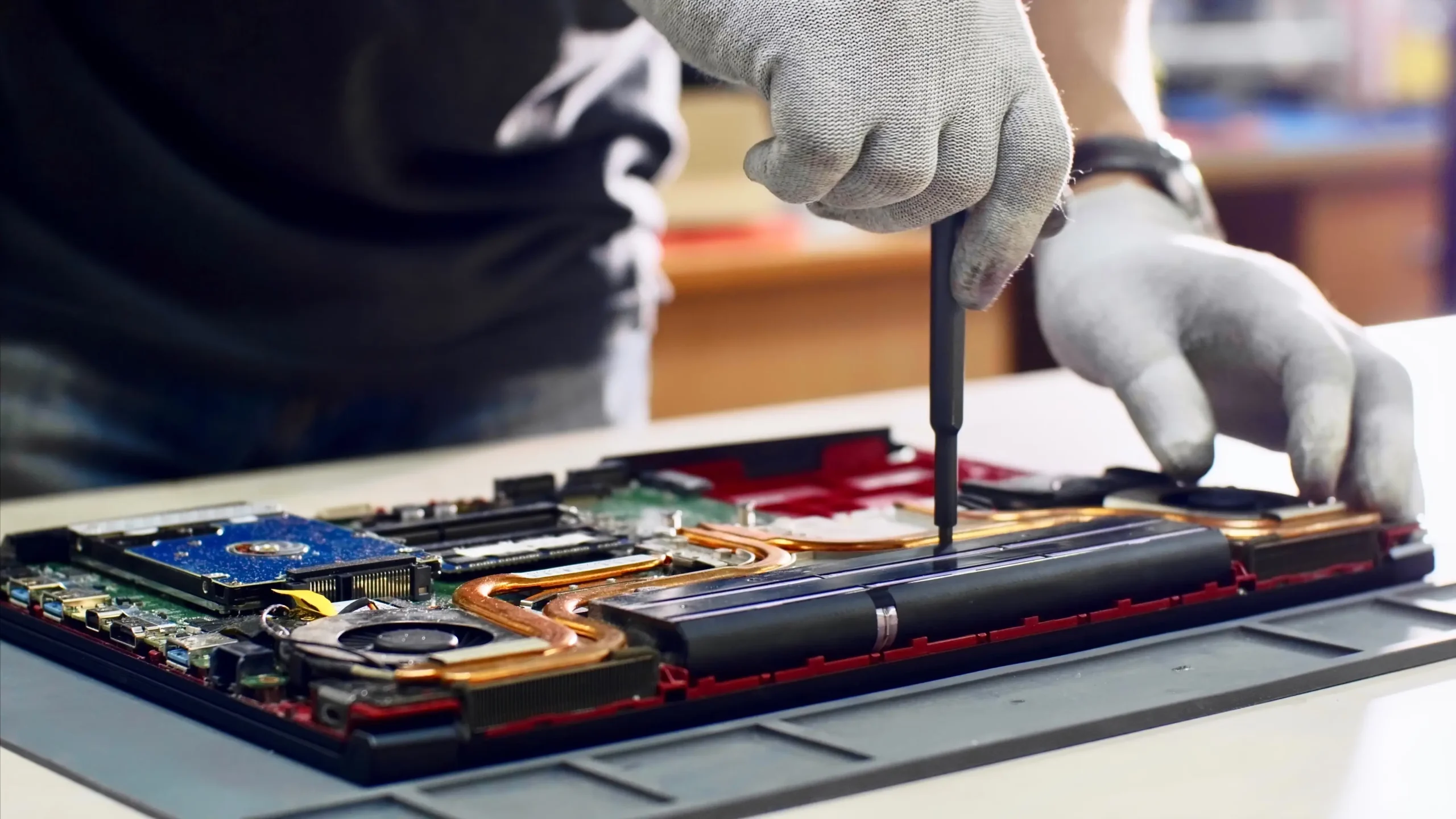 How to Remove a Battery from a Lenovo Laptop